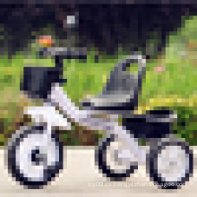 El triciclo plástico embroma la bici, triciclo barato de los cabritos, triciclo del bebé de los cabritos con el acoplado, capa